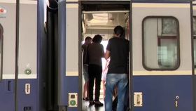 VIDEO Saună și în trenuri, și în gări. Oamenii nu mai fac față valului de căldură